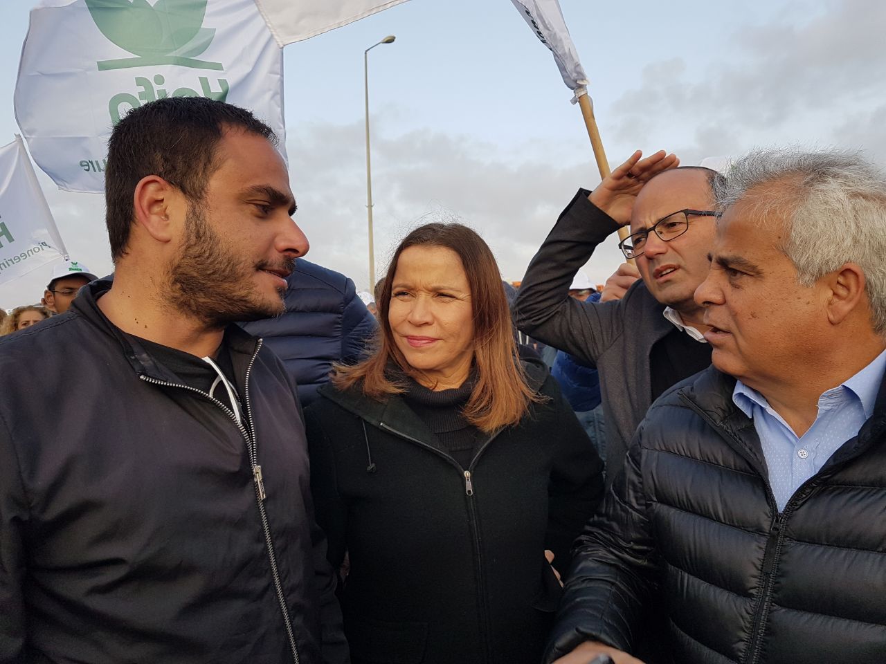 ראש עיריית דימונה וח''כ שלי יחימוביץ', בהפגנה (צילום: דן בונבידה)